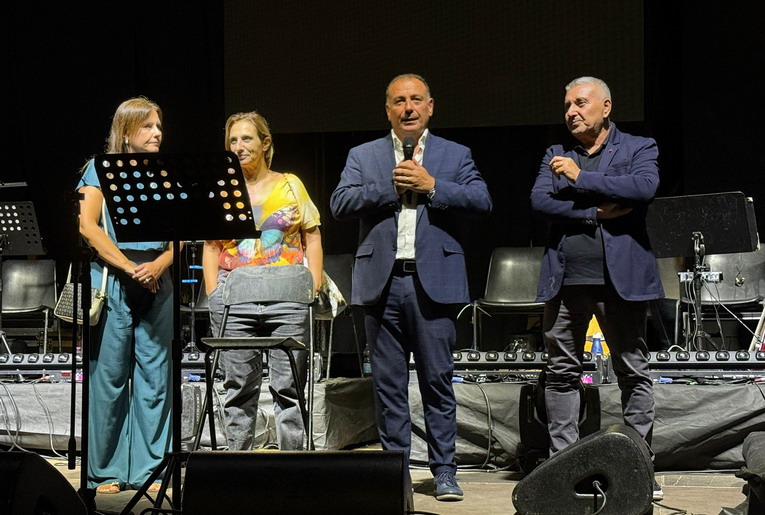 Grande musica ad Aranova: il concerto di Amedeo Minghi conquista il pubblico