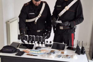 Nettuno, blitz antidroga: arrestato 33enne con cocaina, crack, hashish e un coltello a serramanico