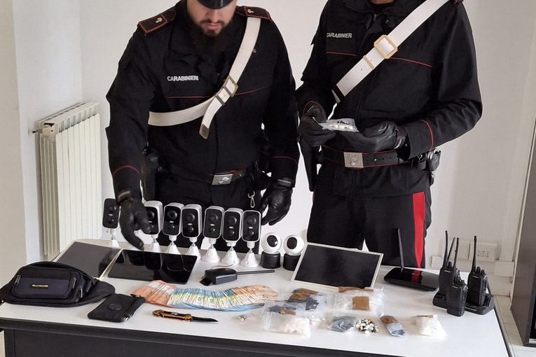 Nettuno, blitz antidroga: arrestato 33enne con cocaina, crack, hashish e un coltello a serramanico