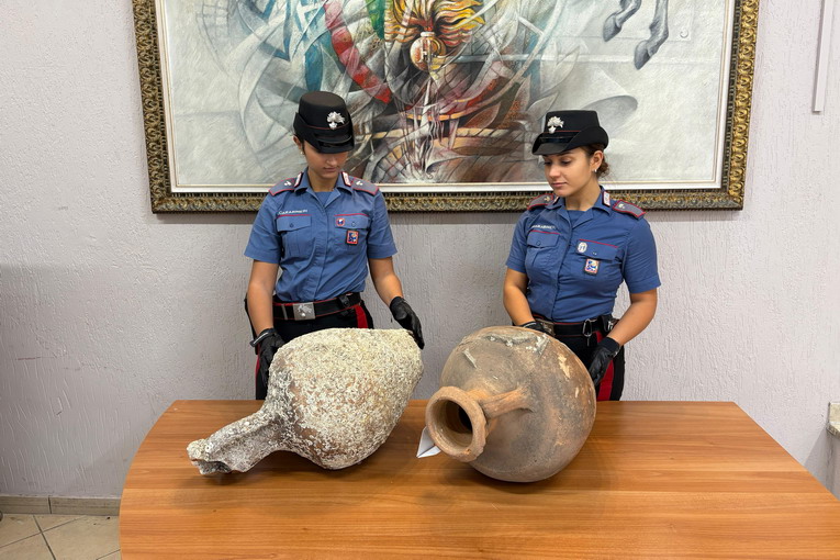 Cronaca Due anfore romane tornano ad Anzio grazie ai carabinieri e alla sopraintendenza