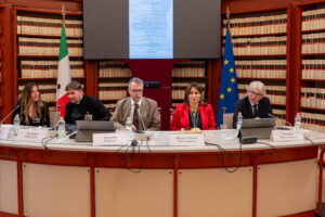 Le dimensioni dell’odio: un confronto alla Camera dei Deputati tra istituzioni e società civile Roma, 23 ottobre 2025 Si è tenuto il 21 ottobre 2025, nella Sala del Refettorio della Biblioteca della Camera dei Deputati, il convegno “Le dimensioni dell’odio: analisi, strategie e rimedi”, un appuntamento di rilievo istituzionale e culturale che ha affrontato uno dei temi più urgenti del nostro tempo: la diffusione dell’odio in tutte le sue manifestazioni, dai linguaggi polarizzati ai comportamenti violenti che attraversano la società contemporanea. L’iniziativa è stata promossa dal giornalista RAI Saverio Montingelli, che ha anche moderato i lavori, insieme all’associazione “La Famiglia nel Diritto e nella Società”, presieduta dall’avvocato Alfredo Cirillo, e a “Breaking the Silence”, guidata dalla dottoressa Samantha Bernardi. All’incontro hanno partecipato rappresentanti delle istituzioni, esperti del mondo sociale, giuridico e accademico, oltre a membri di diverse realtà associative impegnate nella tutela dei diritti e nella promozione del rispetto reciproco. Dopo i saluti dell’onorevole Marco Perissa, promotore dell’evento, si sono susseguiti numerosi interventi, tra cui quelli dell’onorevole Eugenia Maria Roccella, ministro per la Famiglia, la Natalità e le Pari Opportunità, dell’onorevole Maria Teresa Bellucci, vice ministro del Lavoro e delle Politiche Sociali, dell’onorevole Grazia Di Maggio, componente della Commissione Cultura, Scienza e Istruzione, e della consigliera Maria Chiara Iannarelli, vicepresidente della Commissione Lavoro e diritto allo studio del Consiglio Regionale del Lazio. Sono inoltre intervenuti la dottoressa Samantha Bernardi, il dottor Davide Liccione, psicoterapeuta, don Antonio Coluccia, fondatore dell’opera “Don Giustino” per gli emarginati, l’avvocato Alfredo Cirillo e il magistrato Valerio de Gioia, consulente della Commissione parlamentare d’inchiesta sul femminicidio. Il confronto ha messo in evidenza la necessità di un approccio multidimensionale al fenomeno dell’odio, che non può essere ridotto al solo ambito digitale ma va compreso nella sua complessità sociale, psicologica e culturale. Sono stati analizzati i linguaggi tossici che si diffondono sui social media, le conseguenze della stigmatizzazione e dell’isolamento, le dinamiche dell’hate speech e le forme più gravi di violenza, come il femminicidio e i crimini d’odio fondati su discriminazioni di genere, religione, condizione sociale o appartenenza etnica. Ampio spazio è stato dedicato al ruolo delle famiglie, delle istituzioni educative e dei mezzi di comunicazione nel promuovere una cultura della responsabilità e del rispetto, insieme alla necessità di politiche e strumenti legislativi più efficaci per prevenire e contrastare l’odio. L’avvocato Cirillo ha richiamato l’attenzione sull’importanza della famiglia come primo luogo di educazione alla dignità e alla tolleranza, mentre la dottoressa Bernardi ha posto l’accento sull’ascolto e sul sostegno alle vittime, invitando a costruire reti di solidarietà e protezione. Particolarmente toccante l’intervento di don Coluccia, che ha raccontato le proprie esperienze nella lotta contro la violenza urbana e il disagio giovanile, offrendo una testimonianza diretta dell’urgenza di un impegno collettivo. Il convegno ha registrato una partecipazione numerosa e attenta, segno di una crescente consapevolezza rispetto a un tema che coinvolge non solo la politica e le istituzioni, ma l’intera comunità civile. I promotori hanno ribadito la volontà di proseguire il dialogo avviato, dando vita a un percorso stabile di confronto e collaborazione aperto a cittadini, esperti e decisori pubblici, con l’obiettivo comune di costruire una società più responsabile e rispettosa delle differenze.