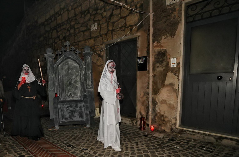 “Le vie dell’horror”, l’edizione 2025 propone un nuovo percorso nel centro storico di Tarquinia tra brividi e spettacolo