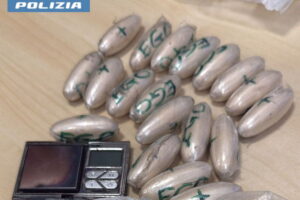 Roma, tenta la fuga sui binari con 200 grammi di eroina: arrestato dalla Polizia di Stato alla metro Piramide