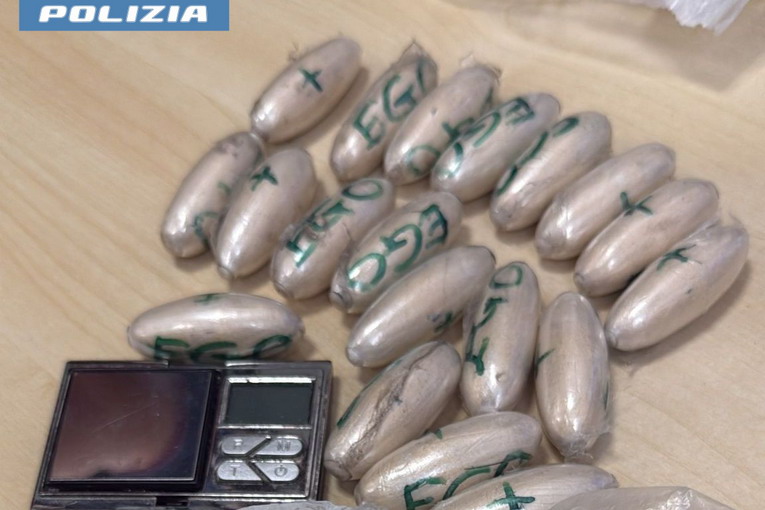 Roma, tenta la fuga sui binari con 200 grammi di eroina: arrestato dalla Polizia di Stato alla metro Piramide