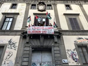 università