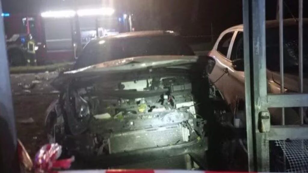 Attentato a Sigfrido Ranucci, distrutta l’auto del conduttore di Report: un chilo di esplosivo davanti casa Attentato a Sigfrido Ranucci, distrutta l’auto del conduttore di Report: un chilo di esplosivo davanti casa