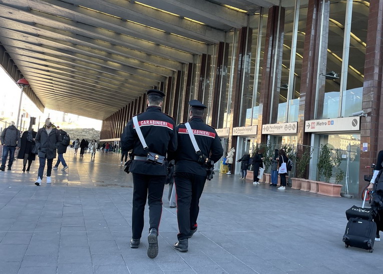 Roma, controlli straordinari alla stazione Termini: sei arresti per furto, rapina e uso indebito di carte di pagamento Roma, controlli straordinari alla stazione Termini: sei arresti per furto, rapina e uso indebito di carte di pagamento