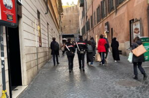 Roma, prosegue la stretta dei Carabinieri contro i borseggiatori: arrestate 11 persone per furto