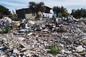 Cerveteri, sequestrata immensa discarica abusiva in aperta campagna: rifiuti abbandonati per oltre 4mila metri quadrati