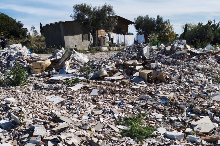 Cerveteri, sequestrata immensa discarica abusiva in aperta campagna: rifiuti abbandonati per oltre 4mila metri quadrati Cerveteri, sequestrata immensa discarica abusiva in aperta campagna: rifiuti abbandonati per oltre 4mila metri quadrati