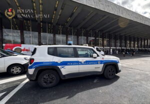 Stazione Termini, Polizia Locale interviene in aiuto di una turista molestata: bloccato il responsabile e denunciato