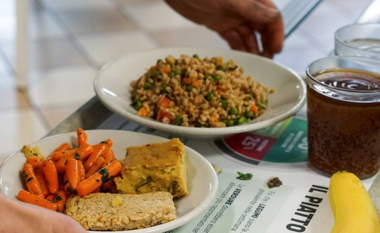 Dimezzato il consumo di carne nelle mense Sapienza: un modello nazionale di sostenibilità e una vittoria per Legambiente ed Essere Animali La Sapienza dimezza il consumo di carne nelle mense: il 50% dei piatti è vegetale. Un traguardo per la sostenibilità promosso da Legambiente ed Essere Animali.