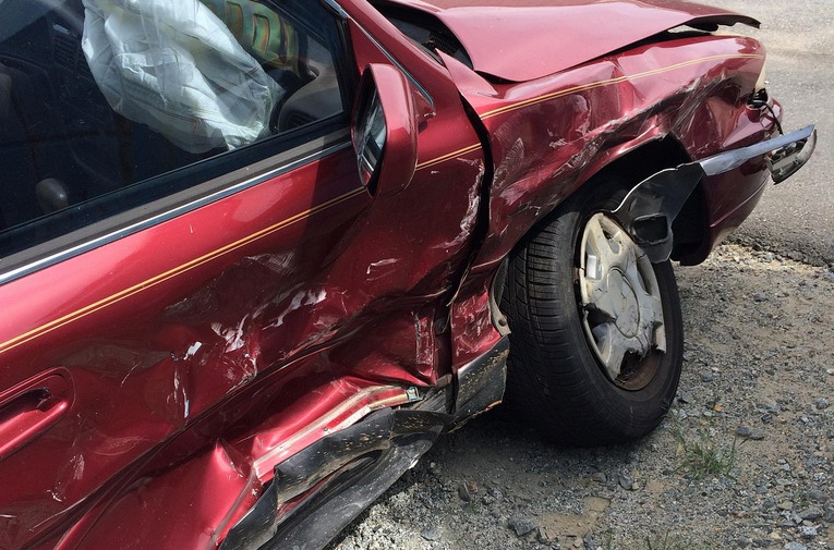 Il rapporto Dekra 2025 evidenzia progressi, tecnologie e criticità sulla sicurezza stradale: obiettivo Vision Zero, dati Istat in calo e focus sul fattore umano.