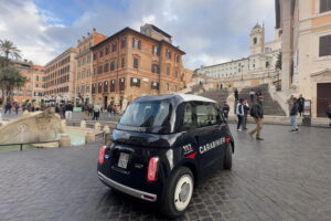 La Topolino elettrica dei Carabinieri debutta tra i vicoli di Roma