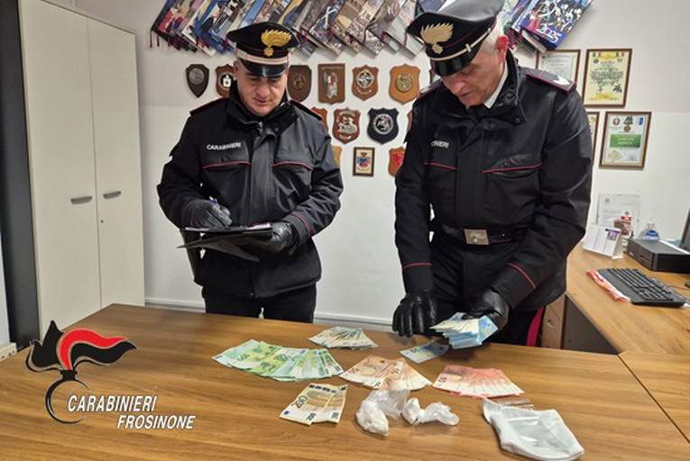 Droga e denaro provento di spaccio sequestrati ad Anagni, coppia di pusher arrestata dai Carabinieri