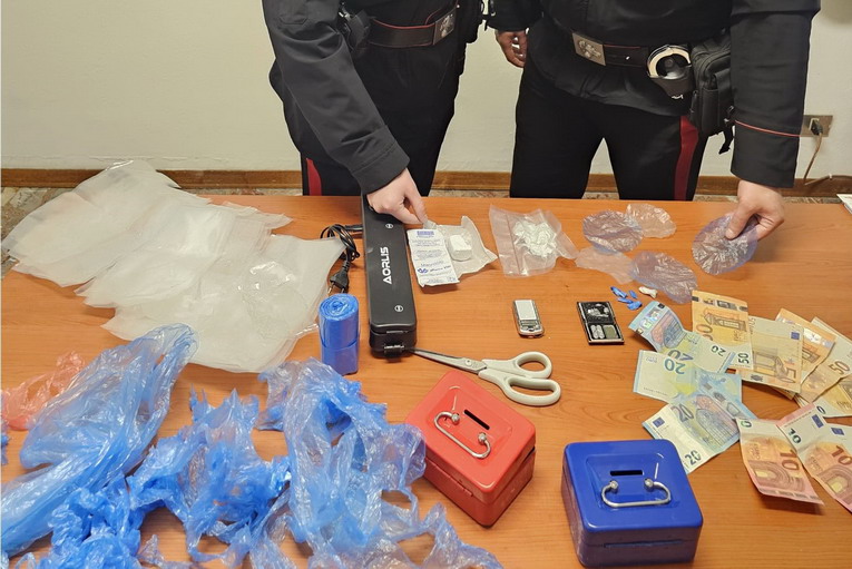 Fiuggi, arrestato 39enne per spaccio: trovati cocaina, denaro e materiale per il confezionamento