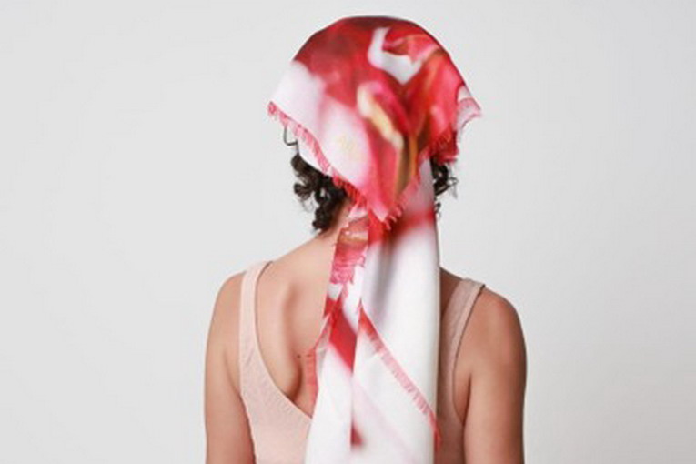 Foulard e viaggi: il compagno di stile che non può mancare in valigia