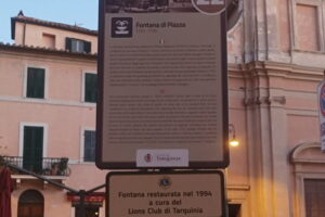 Il Lions Club Tarquinia rinnova la targa commemorativa del restauro della fontana di piazza Matteotti, a trent’anni dall’intervento del 1994.