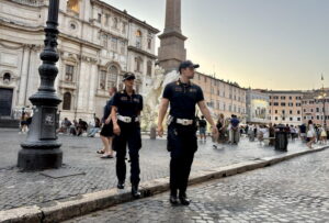 Piazza Navona, fermato dalla Polizia Locale mentre tenta di entrare nella Fontana del Nettuno