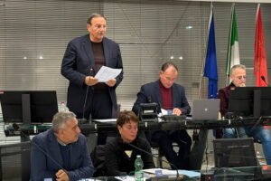 Fiumicino, approvate in Consiglio le mozioni su potenziamento del servizio ferroviario, sportello Enel Energia e “Posto Occupato”