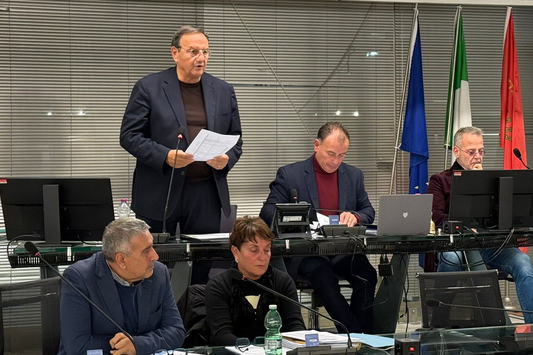 Fiumicino, approvate in Consiglio le mozioni su potenziamento del servizio ferroviario, sportello Enel Energia e “Posto Occupato”