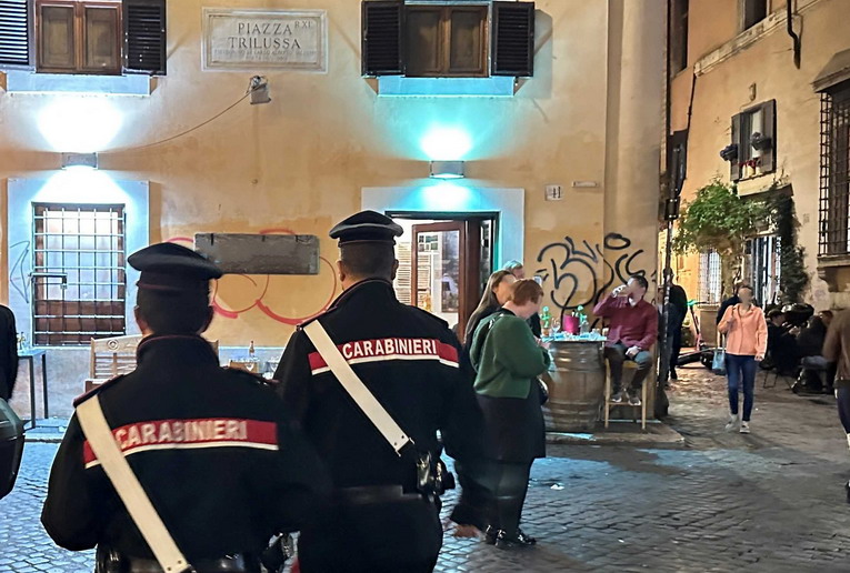 Trastevere, controlli dei Carabinieri durante la movida