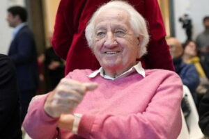 Addio a Giorgio Forattini, il maestro della satira che ha raccontato l’Italia con una matita