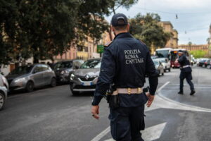 Roma, trovato privo di respiro alla fermata del bus: salvato da una pattuglia della Polizia Locale