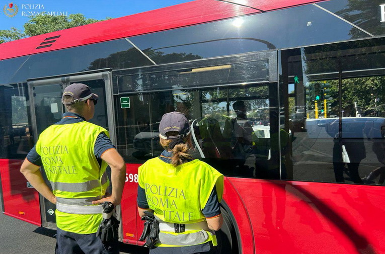 Roma, duplice intervento della polizia locale: fermati due uomini