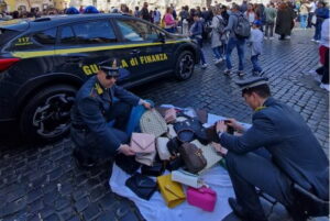 Roma, sequestrati oltre 4.000 prodotti contraffatti nei controlli della Guardia di Finanza