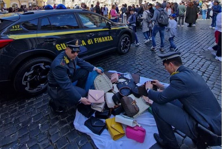 Roma, sequestrati oltre 4.000 prodotti contraffatti nei controlli della Guardia di Finanza