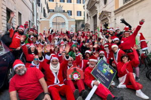 Roma, Babbo Natale in bicicletta per i bambini malati di cancro