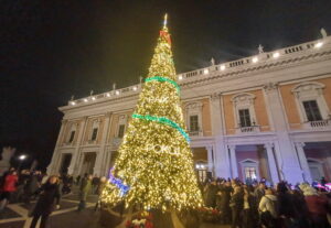 Roma, acceso l’Albero della Pace in Piazza del Campidoglio