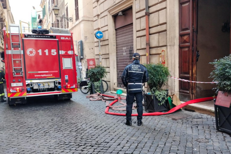 Roma, doppio incendio in via dei Banchi Nuovi: evacuato uno stabile nel Centro Storico