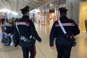 Roma, controlli dei carabinieri nell’area della stazione Termini: tre arresti e tre denunce