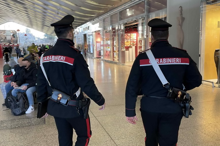 Roma, controlli dei carabinieri nell’area della stazione Termini: tre arresti e tre denunce