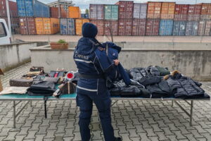 Controlli al mercato rionale di via dell’Arcadia: sequestrati circa 1000 articoli illegali