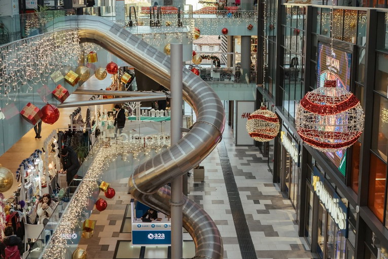 Babbo Natale e il Grinch insieme per il “Natale Aureo” con mercatini, pista del ghiaccio, spettacoli live e la Fabbrica Solidale dei Peluche