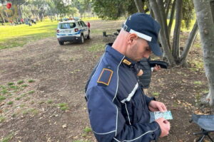 Porta Portese e Villa Pamphilj, stretta contro l’abusivismo commerciale: sequestrati 5mila articoli e 120 kg di alimenti