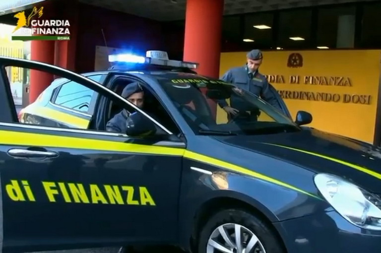 Roma, sequestrate 4,2 tonnellate di botti illegali: otto persone denunciate