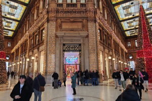 Roma, la Galleria Alberto Sordi apre le festività con l’accensione dell’albero, un coro gospel e iniziative solidali