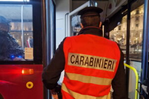 Roma, furto sventato a bordo di autobus da Carabiniere donna fuori servizio