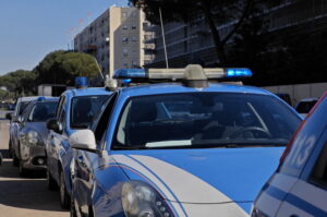Roma, droga nascosta come caramelle e nei veicoli dei pusher: tre arresti della Polizia di Stato