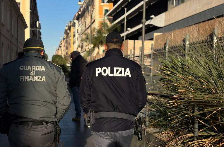 Roma, blitz interforze in via dell’Omo: sequestrati prodotti fuori norma