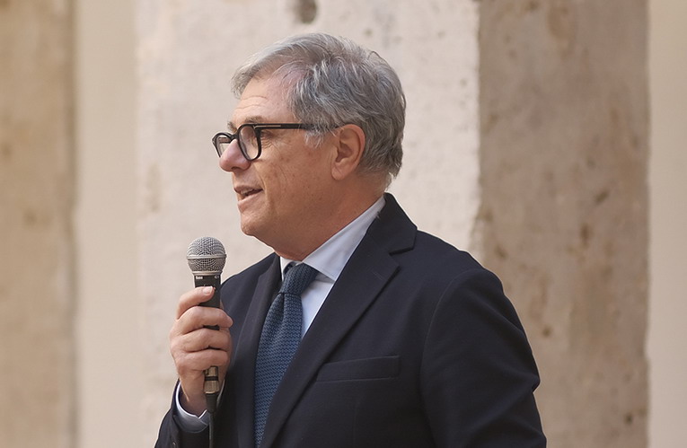 Il Sindaco di Cisterna Mantini replica a FdI sulla Sala Polivalente, chiarendo iter, responsabilità pregresse e tempistiche dell’opera pubblica.