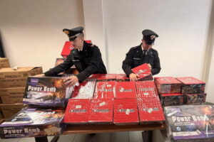Acilia, sequestrati 50 chili di fuochi pirotecnici illegali: arrestato un 42enne romano