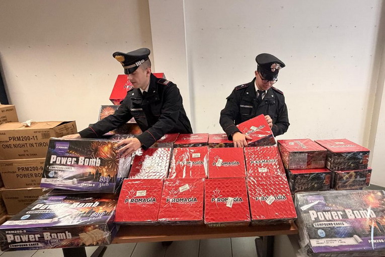 Acilia, sequestrati 50 chili di fuochi pirotecnici illegali: arrestato un 42enne romano