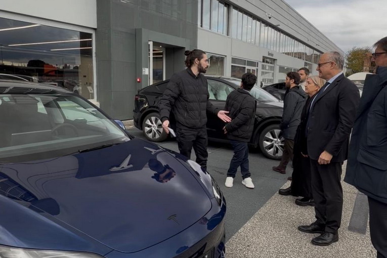 Tesla, Gualtieri e Patanè testano il Full Self-Driving nelle strade di Roma