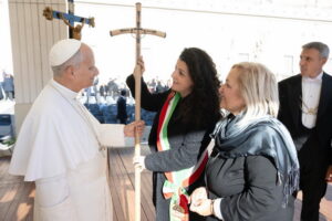 Viterbo, la croce artistica consegnata a Papa Leone XIV dalla sindaca Frontini e dalla consigliera Croci