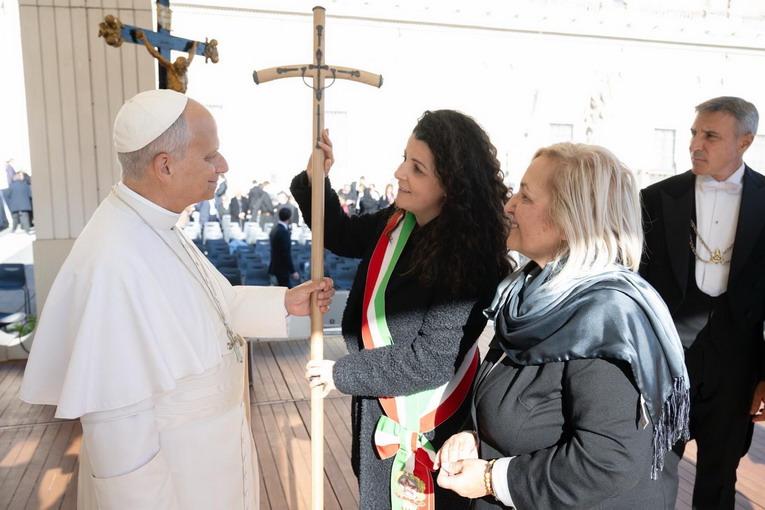 Viterbo, la croce artistica consegnata a Papa Leone XIV dalla sindaca Frontini e dalla consigliera Croci